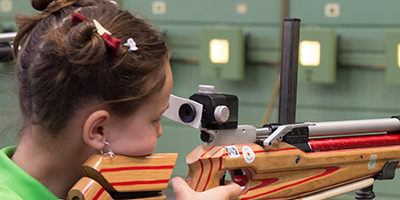 Filette visée carabine 10m